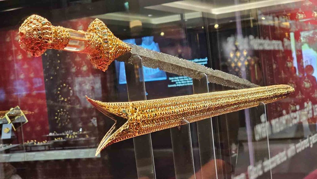 พระขรรค์แสงชัย ศาสตราวุธโบราณประดับทอง จัดแสดงในอาคารเครื่องทองอยุธยา