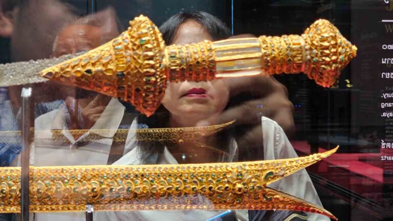งานเครื่องทองอยุธยา แสดงรายละเอียดลวดลายและฝีมือช่างไทย